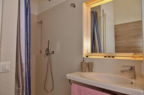 La salle de bains est pourvue d'un lavabo et d'un miroir. dans l'établissement Emma's House, à Cefalù