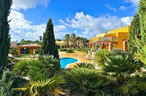 Relaxing Townhouse near Praia da Luz with Pool and Garden Oasis
