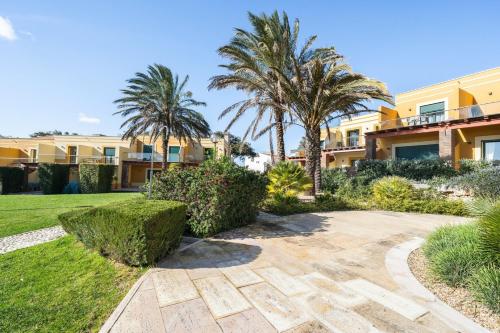 Relaxing Townhouse near Praia da Luz with Pool and Garden Oasis
