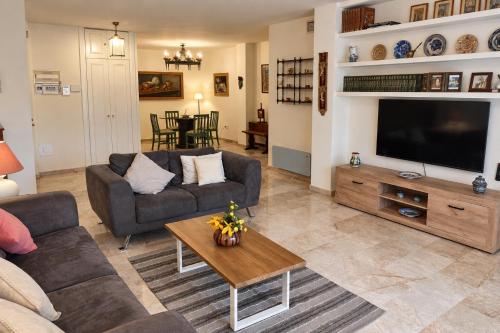 Two-Bedroom Apartment with Terrace in Nueva Andalucía