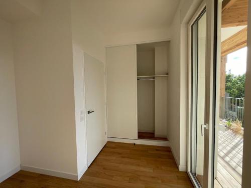Room with private terrace in Paris