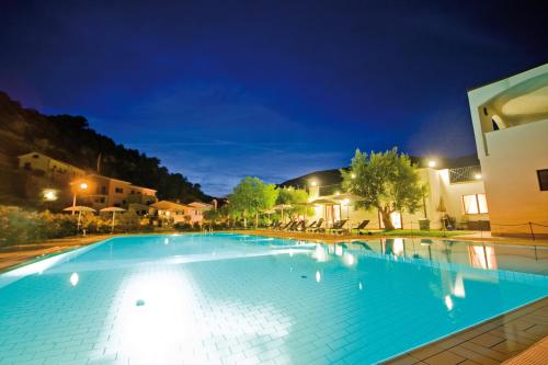 Swimmingpoolen hos eller tæt på Castellaro Golf Resort