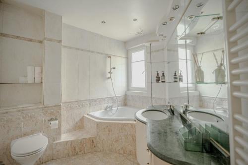 Apt 3 bedrooms with lift near Eiffel Tower Paris15