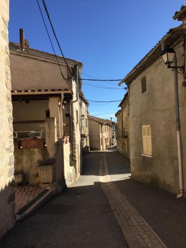 an alley in an old town with a building at La Galisesagnoise in Briançonnet
