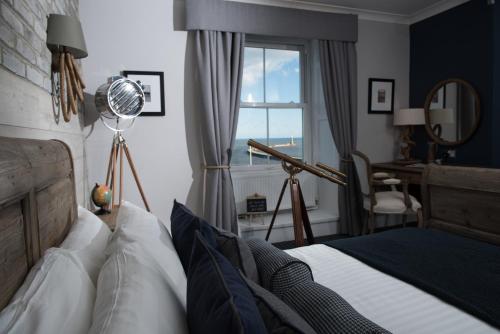 Un pat sau paturi într-o cameră la Roker Hotel BW Premier Collection