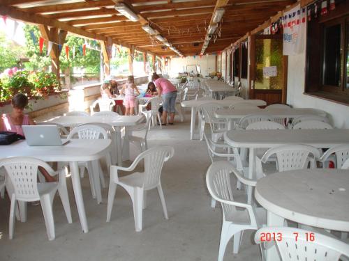 Restoran ili drugo mesto za obedovanje u objektu Camping du RIED