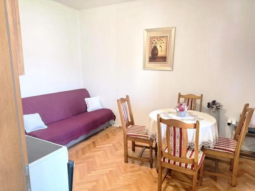Apartments with parking space Primosten - 27872