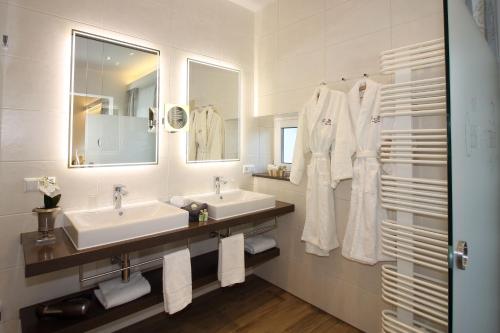 A bathroom at Hotel Chrysantihof