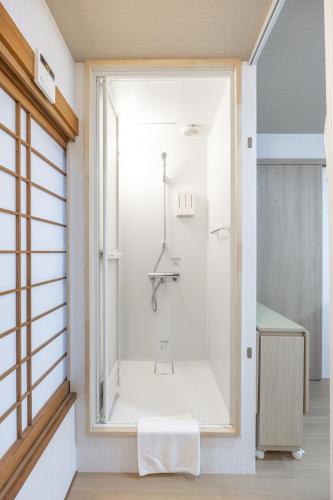 Comfortably sleeps up to 8 - Shinjuku 2 Stops - Direct to Shibuya - 2 Shower Rooms 広々8名まで宿泊可能 幡ヶ谷8分 新宿から2駅 渋谷直通バス有り シャワールーム2つ 広々快適ステイ