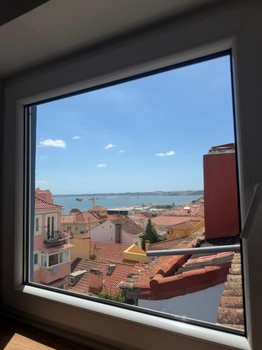 Cozy Alfama Apartment with River View