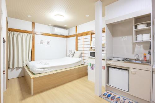 Comfortably sleeps up to 8 - Shinjuku 2 Stops - Direct to Shibuya - 2 Shower Rooms 広々8名まで宿泊可能 幡ヶ谷8分 新宿から2駅 渋谷直通バス有り シャワールーム2つ 広々快適ステイ