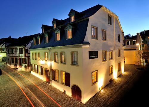 a large white building on a street at night at Romantik Hotel Meisenheimer Hof in Meisenheim