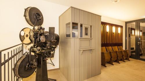 a camera on a tripod in a room with chairs at Romantik Hotel Meisenheimer Hof in Meisenheim