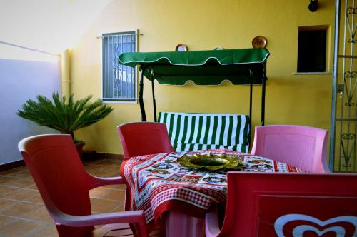 エーリチェにあるDa Lucioの赤い椅子と緑のテーブル