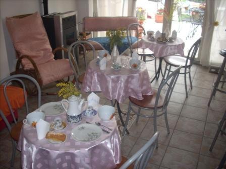 Un restaurante o sitio para comer en Beb I Delfini Di Casa Paola