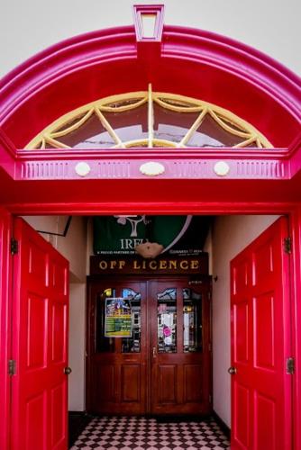 BaltinglassにあるHorans Bar and Restaurantの建物の入り口の上にある赤いアーチ