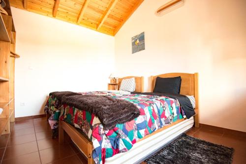 - une chambre avec un lit dans l'établissement Stone Dreams - Adega, à Calheta de Nesquim