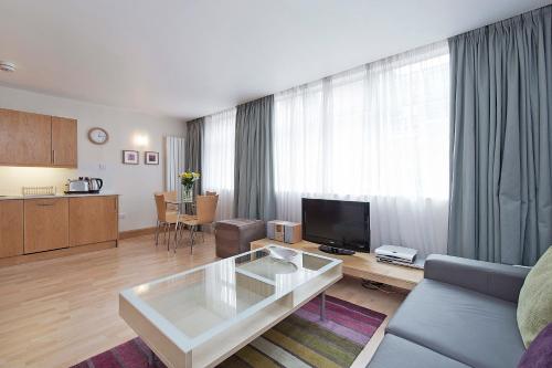 Un televizor și/sau centru de divertisment la St Christopher's Place Serviced Apartments by Globe Apartments