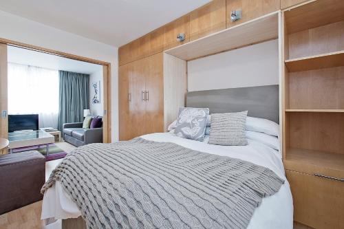 A bed or beds in a room at St Christopher's Place Serviced Apartments by Globe Apartments