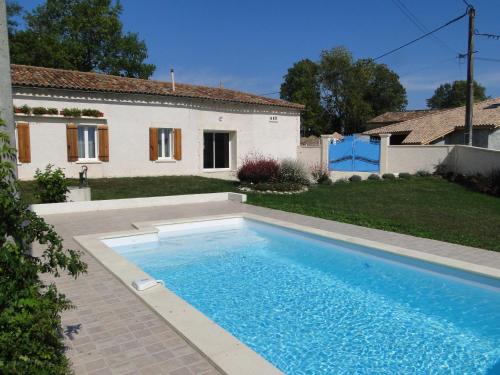 una piscina en el patio trasero de una casa en Le gite du gueurlet, en Boresse-et-Martron