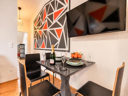Balcony Apartment for 4 near Naschmarkt & U4 Metro