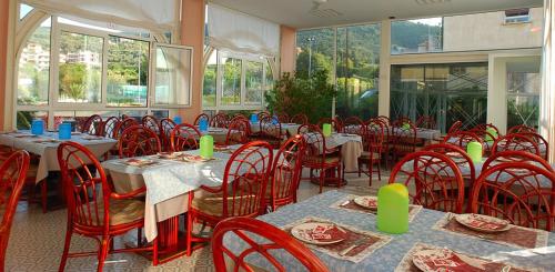 Afbeelding uit fotogalerij van Hotel Riviera 3 Stelle con piscina estiva gratuita e garage a pagamento in Spotorno