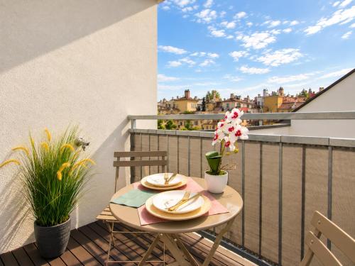 Balcony Apartment for 4 near Naschmarkt & U4 Metro