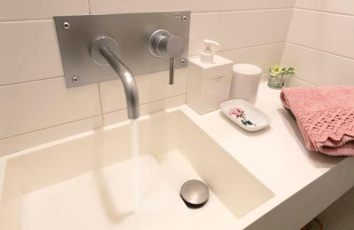 La salle de bains est pourvue d'un lavabo avec un robinet. dans l'établissement B&B Paradiso n.4, à Sienne