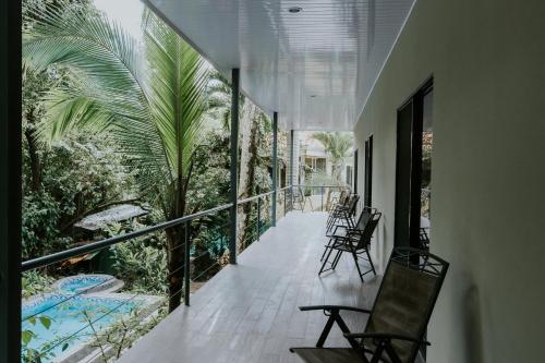 Bazén v ubytování La Posada Jungle Hotel nebo v jeho okolí
