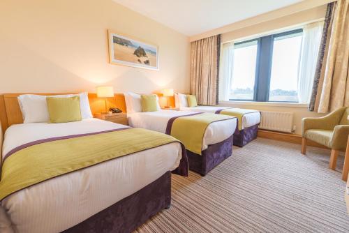 Postel nebo postele na pokoji v ubytování Knock House Hotel