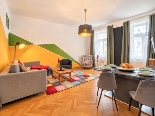 Apartment for 4 near Naschmarkt, Karlskirche & U4 Metro