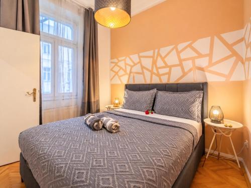 Apartment for 4 near Naschmarkt, Karlskirche & U4 Metro