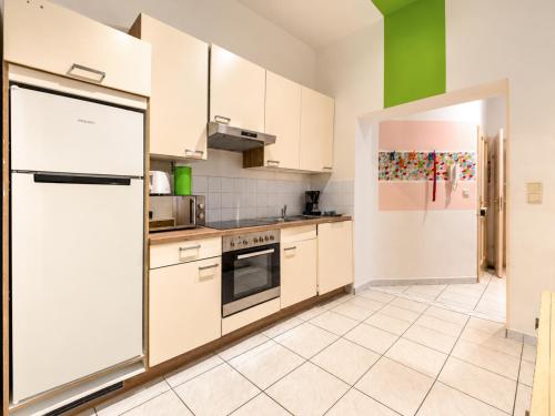 Apartment for 4 near Naschmarkt, Karlskirche & U4 Metro