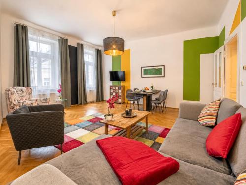 Apartment for 4 near Naschmarkt, Karlskirche & U4 Metro