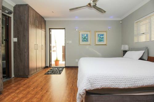 um quarto com uma cama e uma ventoinha de tecto em Apartment on Constance Road em Springfield