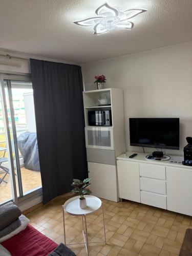 Cozy studio with a sunny balcony, close to the beach