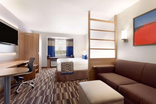 Ruang duduk di Microtel Inn & Suites by Wyndham Niagara Falls