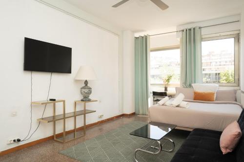 4BR Apartment & Sleeps eight & Near Park Guell