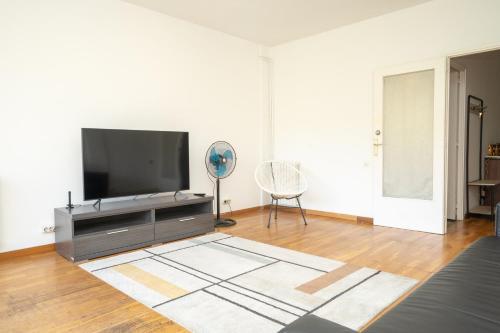 4BR Apartment & Sleeps eight & Near Park Guell