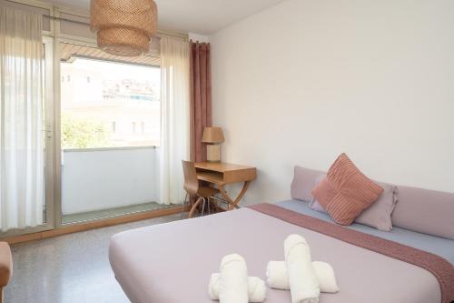 4BR Apartment & Sleeps eight & Near Park Guell