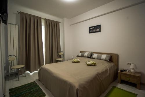 ママイアにあるApartament Criss Lotusのベッドルーム1室(ベッド1台、タオル2枚付)