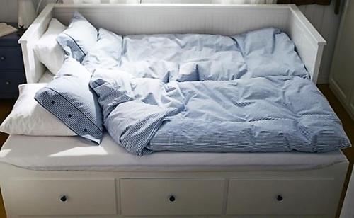 - un lit blanc avec des oreillers au-dessus dans l'établissement Appartamentino Acquamarina, à Montesilvano