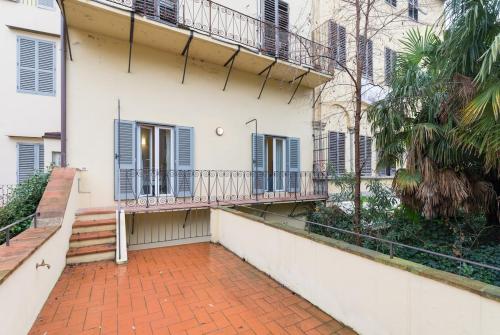 Modern frescoed apartment