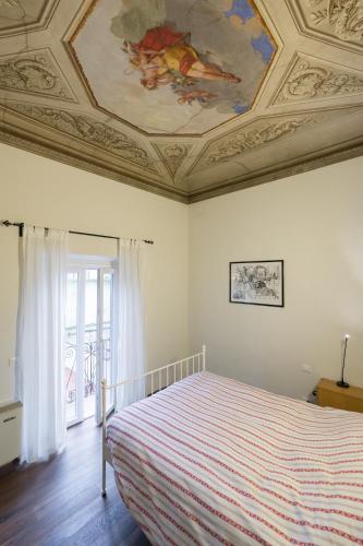 Modern frescoed apartment