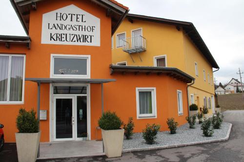 a building with a hotel embassy of kyrkan at Hotel Kreuzwirt in Engerwitzdorf