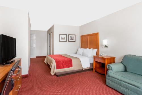 A bed or beds in a room at Days Inn by Wyndham Williamsburg Historic Area