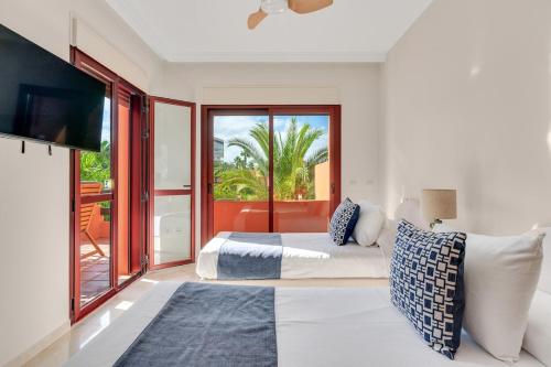Seaside duplex with private hot tub