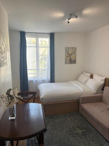 Unit 013 Champs-Élysées Georges V