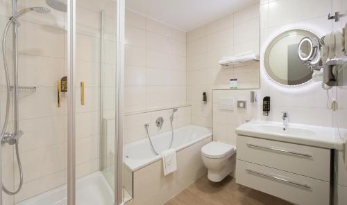 Ένα μπάνιο στο Naam Hotel & Apartments Frankfurt City-Messe Airport