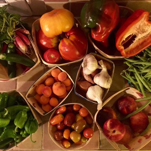 Le BeaucetにあるLa Bergerie Pradelの果物・野菜の盛り合わせ